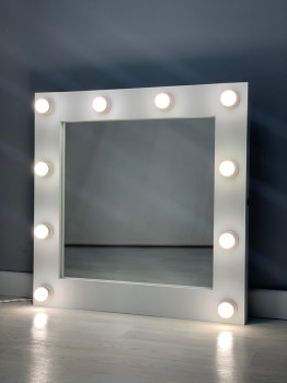 Гримерное зеркало с подсветкой лампочками в белой раме 75х75 см